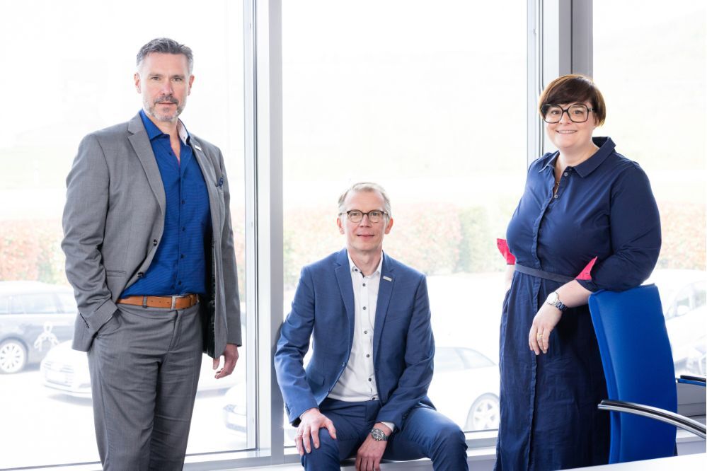 Thorsten Strebel (Geschäftsführer Products & Services), Jürgen Petzel (Geschäftsführer Sales) und Nathalie Kletti (Geschäftsführerin). (Bildquelle: MPDV)
